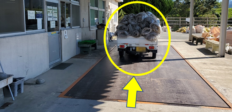 車ごと進入し鉄板の上に止めて下さい