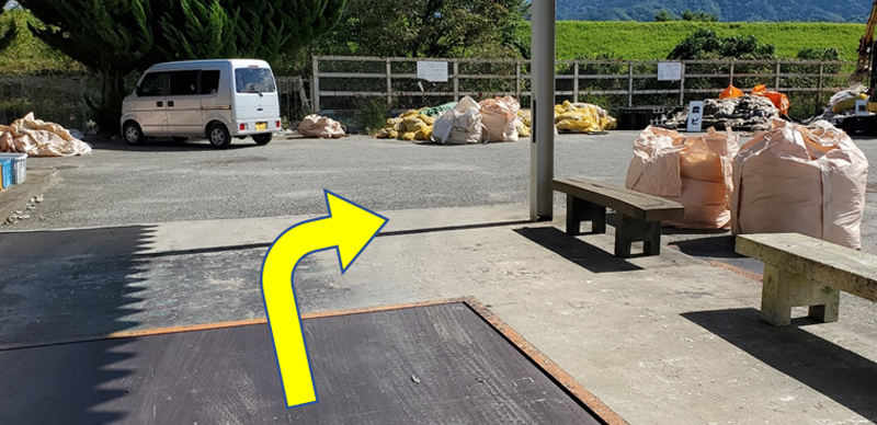 廃プラの種類ごとに置き場に移動します